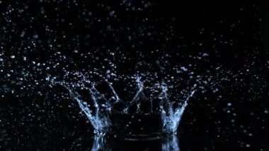 Siyah arka planda su kruvazörü şeklindeki süper yavaş çekim. Yüksek hızlı sinema kamerası, 1000fps.
