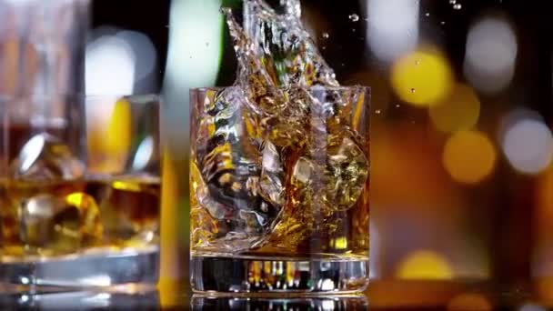 Super Cámara Lenta Cubo Hielo Cayendo Bebida Whisky Movimiento Cámara — Vídeo de stock
