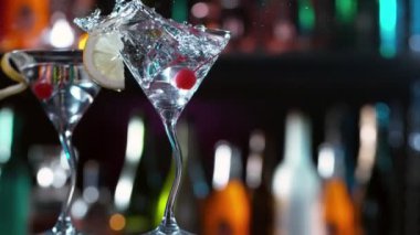 Buz küpünün kokteyl içeceğine düşmesi çok yavaş bir hareket, kamera hareketi. Hız rampası etkisi. Yüksek hızlı sinema kamerası, 1000 fps..