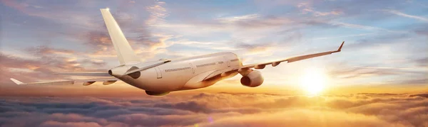Samolot Pasażerski Przelatujący Nad Chmurami Świetle Zachodu Słońca Koncepcja Szybkich — Zdjęcie stockowe
