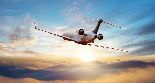 Penumpang Pribadi Jet Terbang Atas Awan Dalam Cahaya Matahari Terbenam — Stok Foto