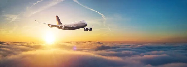 Passagiers Commercieel Vliegtuig Vliegen Boven Wolken Bij Zonsondergang Licht Concept — Stockfoto