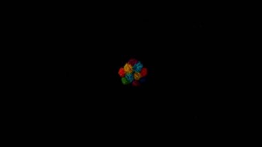 Siyah arka planda izole edilmiş süper yavaş renkli barut patlaması. Yüksek hızlı sinema kamerası, 1000fps.
