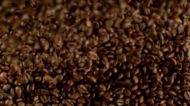Düşen kahve çekirdeklerinin süper yavaş çekimi. Yüksek hızlı sinema kamerası, 1000 fps..