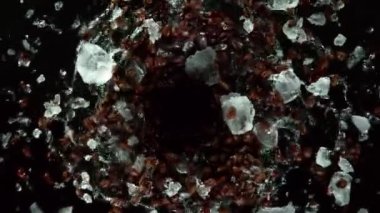 Siyah arka planda buz küpleri olan kahve çekirdeklerini döndürmek için süper yavaş çekim. Hız rampası etkisi. Yüksek hızlı sinema kamerası, 1000 fps..