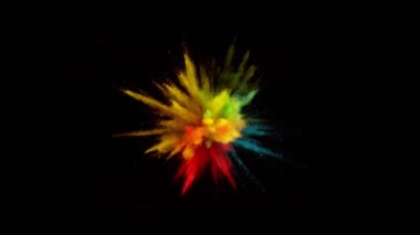 Siyah arka planda izole edilmiş süper yavaş renkli barut patlaması. Yüksek hızlı sinema kamerası, 1000fps.