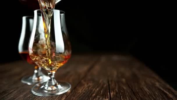 Super Slow Motion Versare Rum Cognac Nel Vetro Con Cinepresa — Video Stock