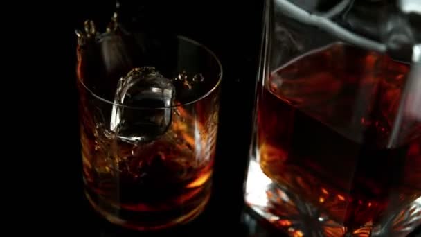 Mișcarea Foarte Lentă Căderii Cubului Gheață Băutura Whisky Efect Rampă — Videoclip de stoc