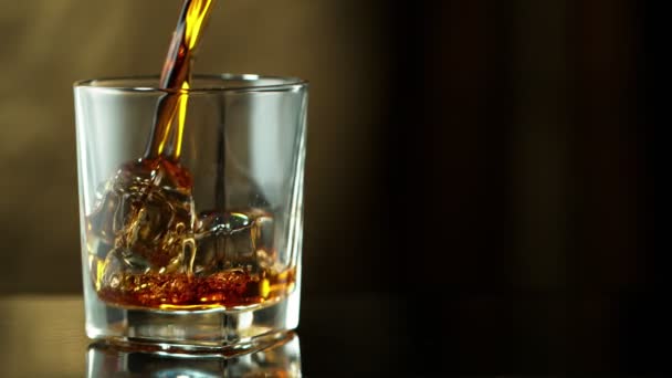 Super Zeitlupe Des Gießens Whiskey Glas Geschwindigkeit Rampeneffekt Gefilmt Mit — Stockvideo