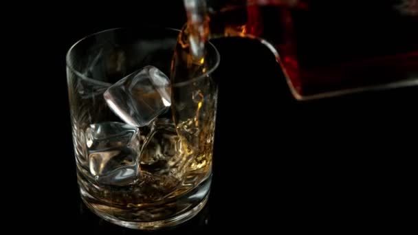 Super Cámara Lenta Verter Whisky Ron Con Movimiento Deslizante Efecto — Vídeos de Stock