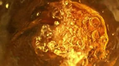 Şişenin içine viski, rom ya da konyak koymanın çok yavaş bir yolu. Hız rampası etkisi. Yüksek hızlı sinema kamerası, 1000fps