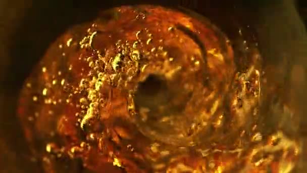 Şişenin Içine Viski Rom Konyak Koymanın Çok Yavaş Bir Yolu — Stok video