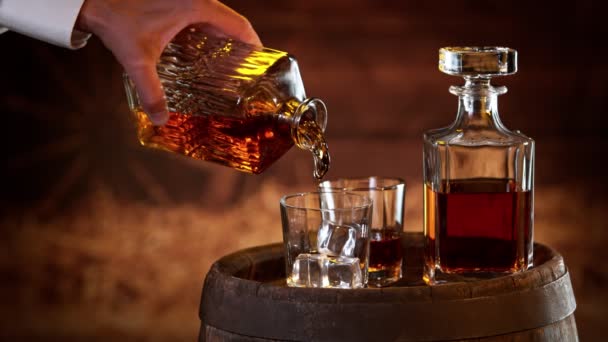 Détail Homme Versant Whisky Dans Verre Ralenti Filmé Sur Caméra — Video