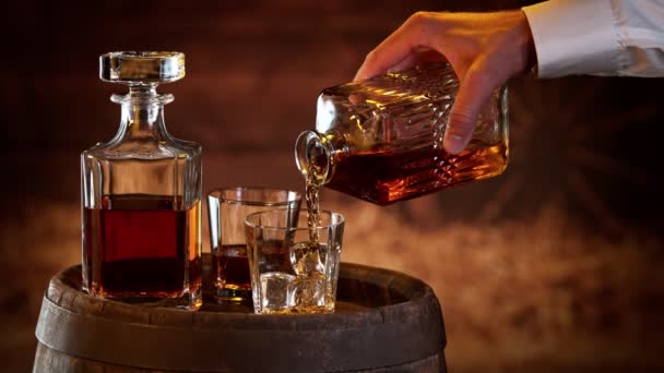 Dettaglio Uomo Che Versa Whisky Nel Bicchiere Super Slow Motion — Video Stock