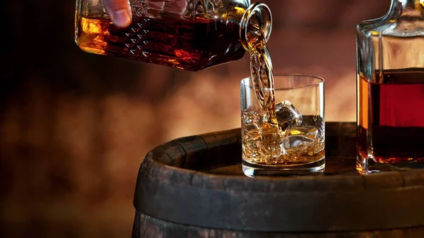Movimento Congelamento Della Mano Dell Uomo Versando Whisky Shot Natura — Foto Stock