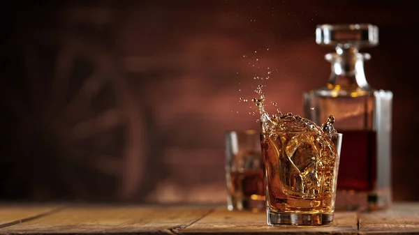 Movimento Congelamento Del Cubetto Ghiaccio Che Cade Nel Whisky Shot — Foto Stock