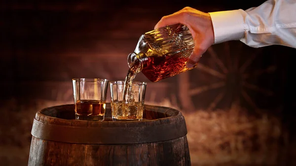 Ani Nehne Když Ruka Nalije Whisky Zátiší Nápoje Pozadí Volným — Stock fotografie