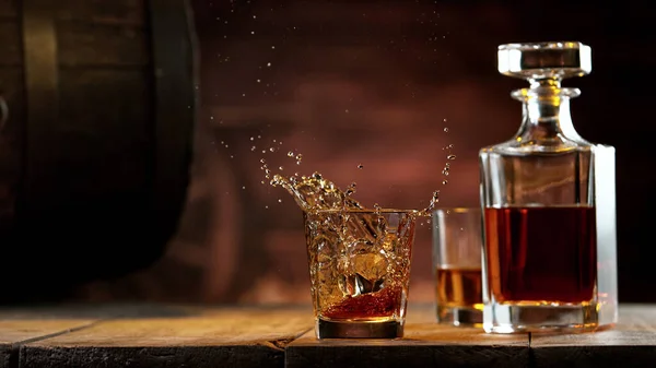 Bevries Beweging Van Ijsblokjes Die Whiskyshot Vallen Stilleven Dranken Achtergrond — Stockfoto