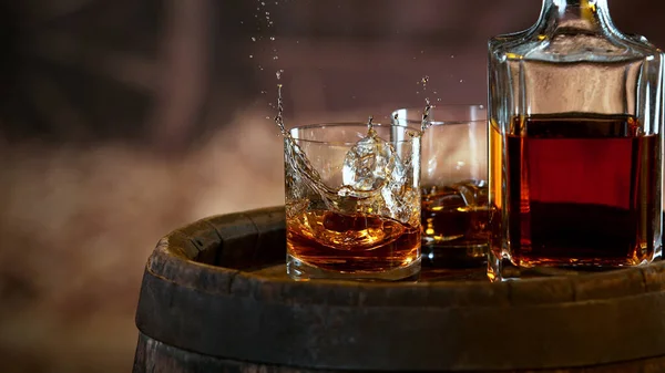 Zamrozić Ruch Kostki Lodu Wpadając Whisky Shot Martwa Natura Napoje — Zdjęcie stockowe