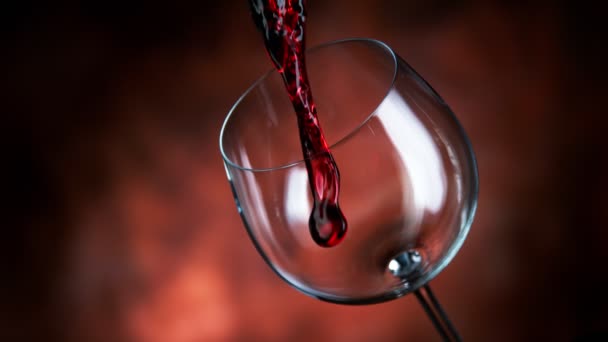 Super Slow Motion Versare Vino Rosso Nel Bicchiere Dettaglio Grunge — Video Stock