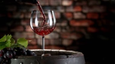 Kırmızı şarabı bardağa doldururken çok yavaş hareket ediyor. Grunge 'un iç mimarisi. Hız rampası etkisi. Yüksek hızlı sinema kamerası, 1000 fps.