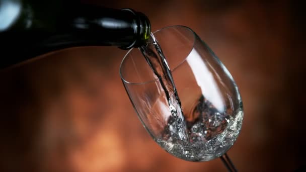 Beyaz Şarabı Bardağa Doldururken Çok Yavaş Hareket Ediyor Grunge Mimarisi — Stok video