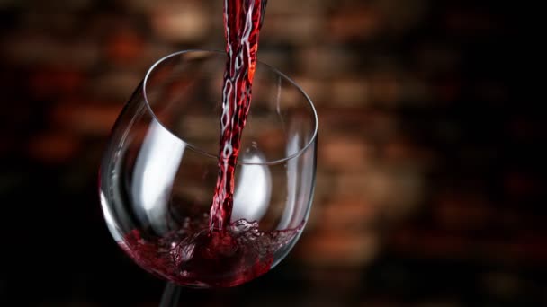 Super Langzame Beweging Van Het Gieten Van Rode Wijn Glas — Stockvideo