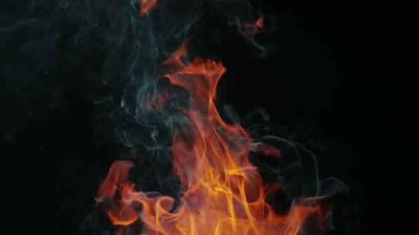 黒地に隔離された炎の超遅い動き 高速カメラ 1000 Fpsで撮影 — ストック動画