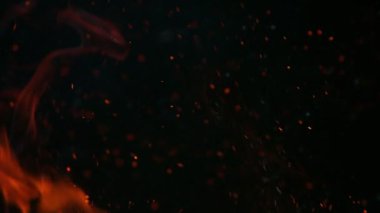 Siyah arka planda izole edilmiş çok yavaş ateş kıvılcımları. Yüksek hızlı kamera, 1000 fps.