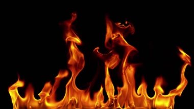 Siyah arka planda izole edilmiş süper yavaş ateş patlaması. Yüksek hızlı sinema kamerası, 1000 fps.