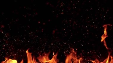 Siyah arka planda izole edilmiş alevlerin çok yavaş hareket etmesi. Yüksek hızlı sinema kamerası, 1000 fps.