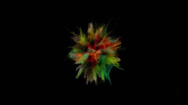 Siyah arka planda izole edilmiş süper yavaş renkli barut patlaması. Yüksek hızlı sinema kamerası, 1000fps.
