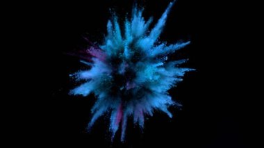 Siyah arka planda izole edilmiş süper yavaş renkli barut patlaması. Yüksek hızlı sinema kamerası, 1000fps.