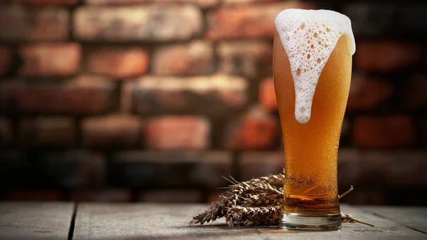 Vaso Cerveza Con Espuma Derramándose Sobre Borde Servido Interior Pared —  Fotos de Stock