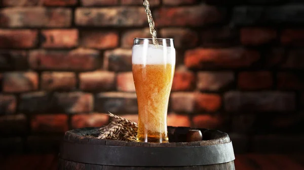 Verter Cerveza Pinta Pared Ladrillo Con Estilo Fondo Bebidas Frescas — Foto de Stock