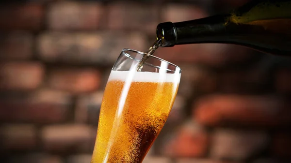 Despeje Cerveja Cerveja Parede Tijolo Elegante Fundo Bebidas Frescas Pub — Fotografia de Stock