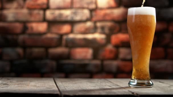 Super Langzame Beweging Van Het Gieten Van Bier Glas Oude — Stockvideo
