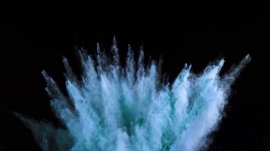 Siyah arka planda izole edilmiş süper yavaş renkli barut patlaması. Yüksek hızlı sinema kamerası, 1000fps.