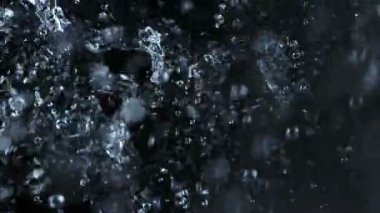 Yağmur suyunun çok yavaş düşüşü. Yüksek hızlı sinema kamerası, 1000fps.