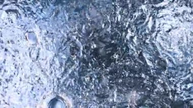 Yağmur suyunun çok yavaş düşüşü. Yüksek hızlı sinema kamerası, 1000fps.