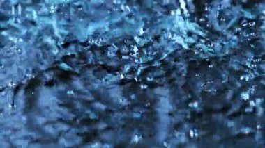 Yağmur suyunun çok yavaş düşüşü. Yüksek hızlı sinema kamerası, 1000fps.