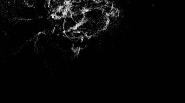 Uçan suyun çok yavaş bir şekilde cama çarpması. Yüksek hızlı sinema kamerası, 1000fps.