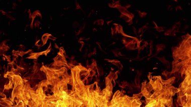 Siyah arka planda izole edilmiş alevlerin dokusu. Ateş ve ateş elementi.