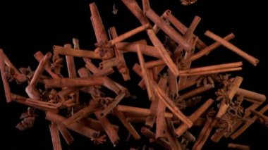 Süper yavaş çekimde uçan tarçın kabukları, yıldız anason ve karanfil. Yüksek hızlı sinema kamerası, 1000 fps.