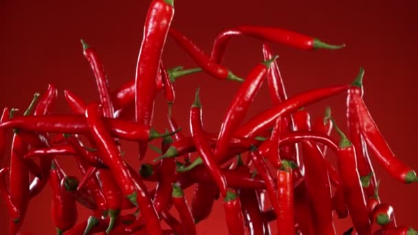 Super Slow Motion Flying Red Hot Chilli Peppers Filmado Cámara — Vídeo de stock