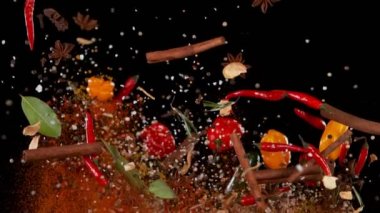 Uçan baharatların süper yavaş çekimi. Yüksek hızlı sinema kamerası, 1000 fps.