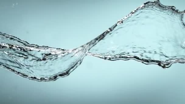 Super Zeitlupe Des Spritzenden Wassers Isoliert Auf Blauem Hintergrund Gefilmt — Stockvideo