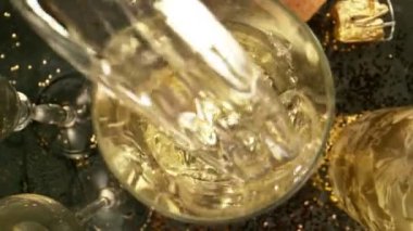 Kameranın hareketinin çok yavaş bir şekilde şampanya kadehine dönüşmesi. Su altı makro mercekli eşsiz bir açı. Kutlama ve başarı kavramı. Yüksek hızlı sinema kamerası, 1000 fps.