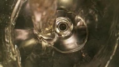 Kamerayla beyaz şarabı cama dökmek çok yavaş bir hareket. Su altı makro mercekli eşsiz bir açı. Hız rampası etkisi. Yüksek hızlı sinema kamerası, 1000 fps..