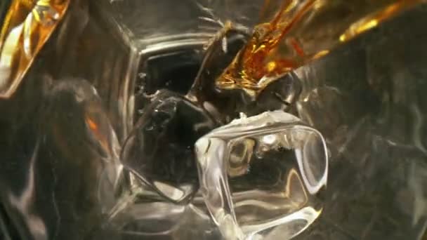 Super Slow Motion Van Het Gieten Van Whisky Rum Met — Stockvideo